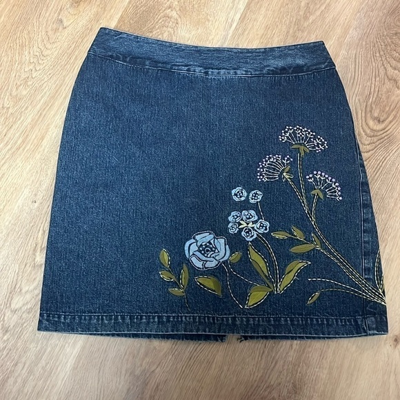 Valerie Stevens Dresses & Skirts - Beautiful Embroidered Y2K Denim Valerie Stevens Zip Back Skirt w Pockets size 4